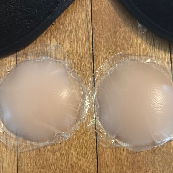 Black Strapless Adhesive Bra - Picture 3 of 7